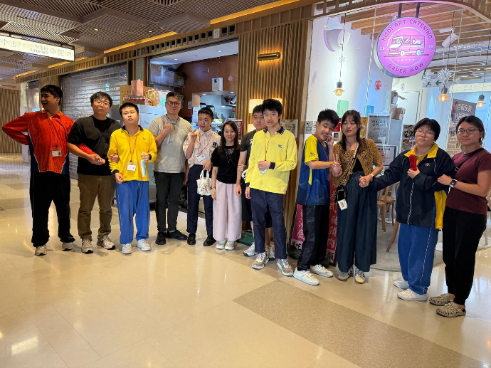 學生透過實際參與社區日常生活親身體驗和學習生活自理與社會技能。